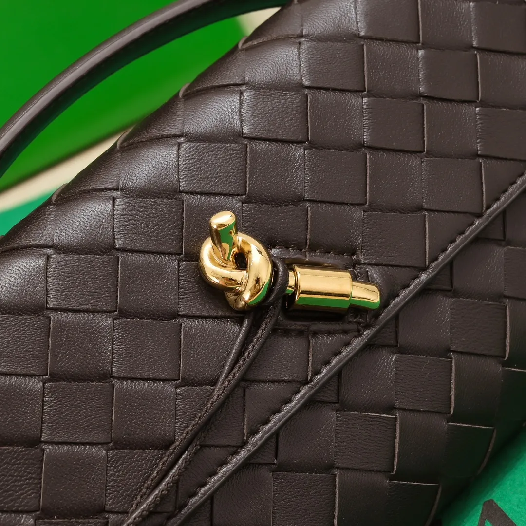 The batch of 1360 BV Andiamo evening handbags has been heavily planted again~ The designer aesthetics in the era of economic downturn are back. I fall in love with it at first sight and can't put it down. It's so beautiful and full of aura. The shape and texture are very competitive. It's light in weight and has sufficient capacity. It's a must-have for fashionistas. It's suitable for many occasions, minimalist, high-end and light luxury. Model No.: 741511 Size: 31*13*3cm